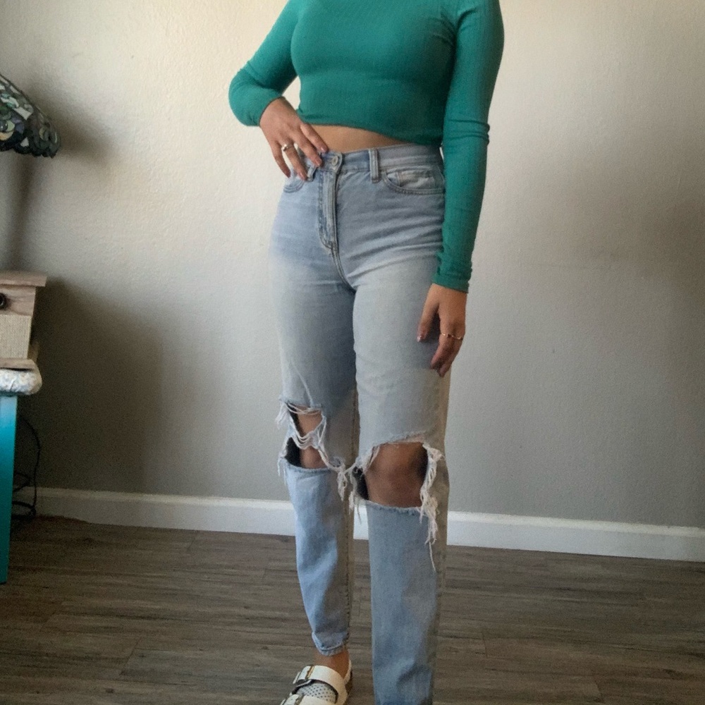 Light washed destressdd denim jeans 🦋